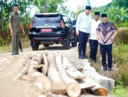 Bupati Oku Timur ENOS Bersama Kadin Pu Tr Ir. Aldi Gurlanda, ST, MM, Langsung Mengecek Lokasi Jembatan Tidak Layak Dilalui, Respon Cepat Laporan Masyarakat  Buay Madang Timur