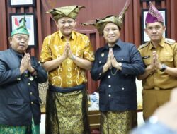 OKU Timur Gelar Adok Suttan Mangku Kewedanaan I kepada Bupati, Kenakan Penutup Kepala Adat Kepodang