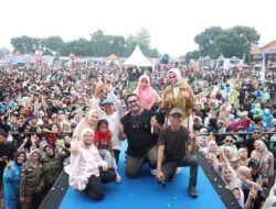 Hujan Tak Halau Antusiasme, Ribuan Warga OKU Timur Padati Lapangan KONI Rayakan HUT Ke-22 dengan Kiki KDI dan Artis Nasional