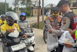 Kapolres OKU Timur Turun Jalan Bagikan Takjil kepada Pengendara Jelang Berbuka