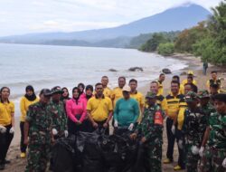 Sinergi TNI Polri dan Pemda Bersihkan Dua Pantai Ikonik Tanggamus, Edukasi Publik untuk Kelestarian