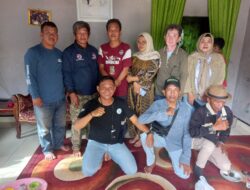 Peringati HUT ke 8 Bertepatan HPN, IWOI Tebar Doa dan Potong Tumpeng