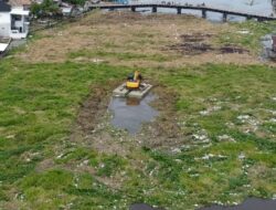 PUPR OKI Kerahkan Alat Berat Atasi Darurat Eceng Gondok di Jembatan Belanti