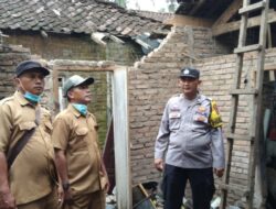 Bhabinkamtibmas Polsek Pugung Turun Tangan Identifikasi Rumah Ambruk di Way Handak